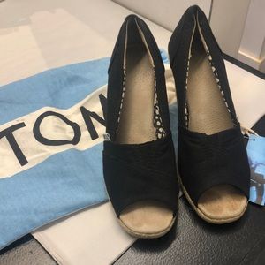 TOMS opened toe, espadrille wedges in black.😍💝